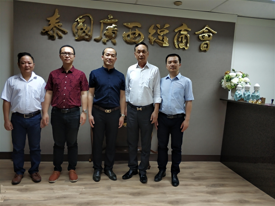從左往右依次為國際部合伙人林健偉先生（左一），國際部總監吳琪先生（左二），執行董事粟宥朝先生（左三），商會(huì )主席李宇明（右二），國際部合伙人黃文超先生（右一）