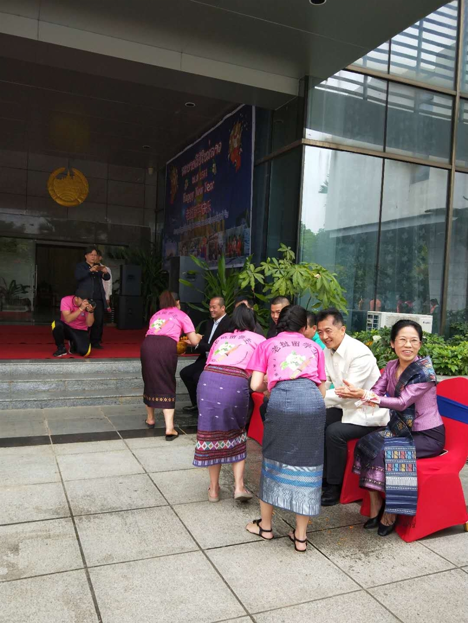 老撾駐廣西留學(xué)生代表將浸有花瓣的香水灑客人的手上，表示對嘉賓的美好祝福（圖二）