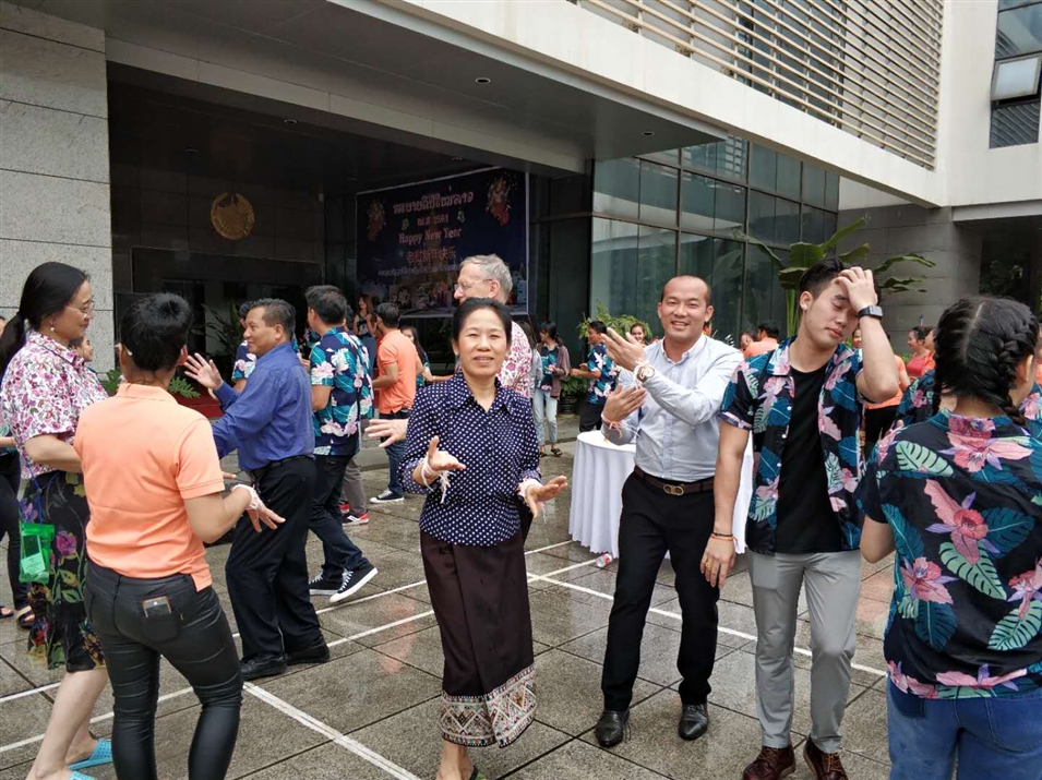 老撾駐南寧總領(lǐng)事萬(wàn)?！ぞS麗雅彭女士與廣西金沛教育執行董事粟宥朝先生一起在總領(lǐng)事館廣場(chǎng)載歌載舞